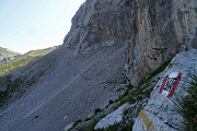 17 Nel Mandrone sui ghiaioni sotto imponenti contrafforti rocciosi